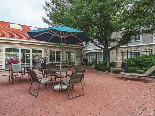 La Quinta Inn & Suites by Wyndham Denver Airport DIA photo 2