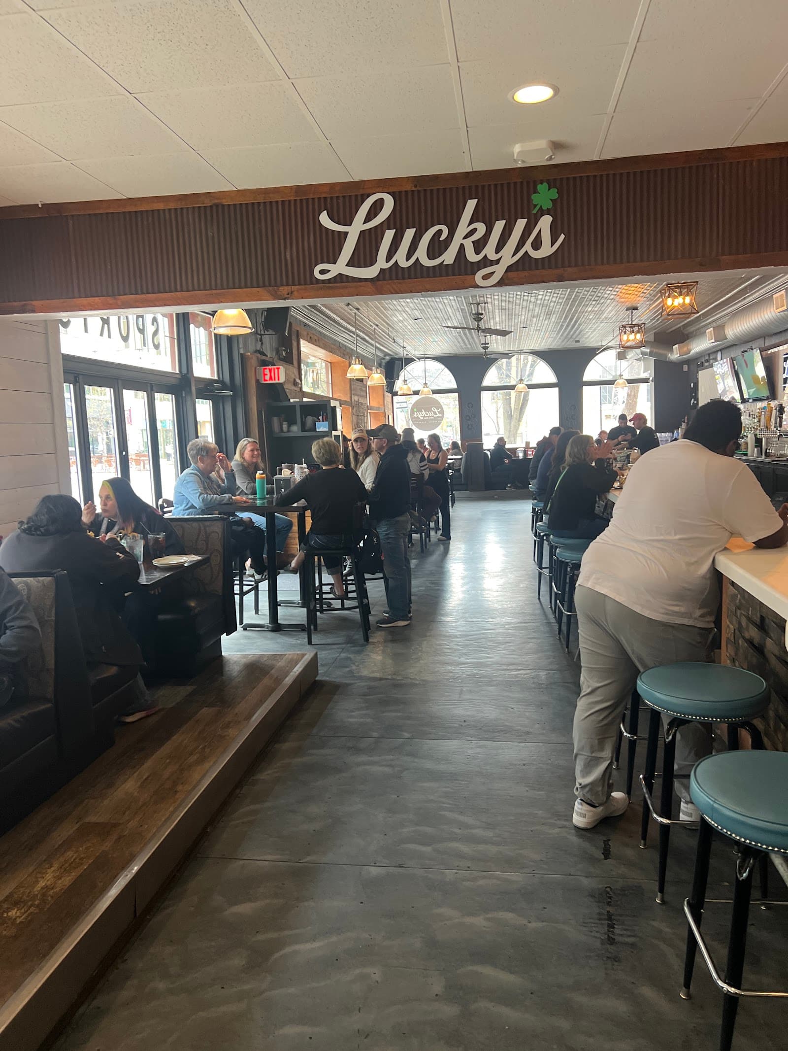 Lucky's Bar & Grill