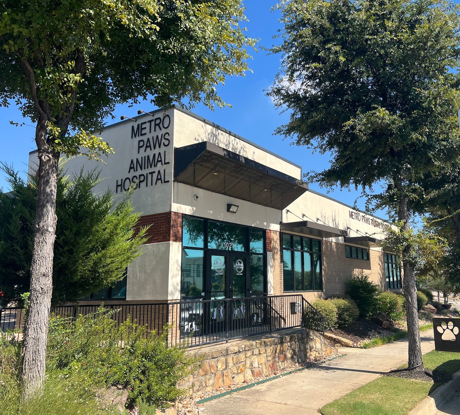 Metro Paws Animal Hospital - Oak Cliff