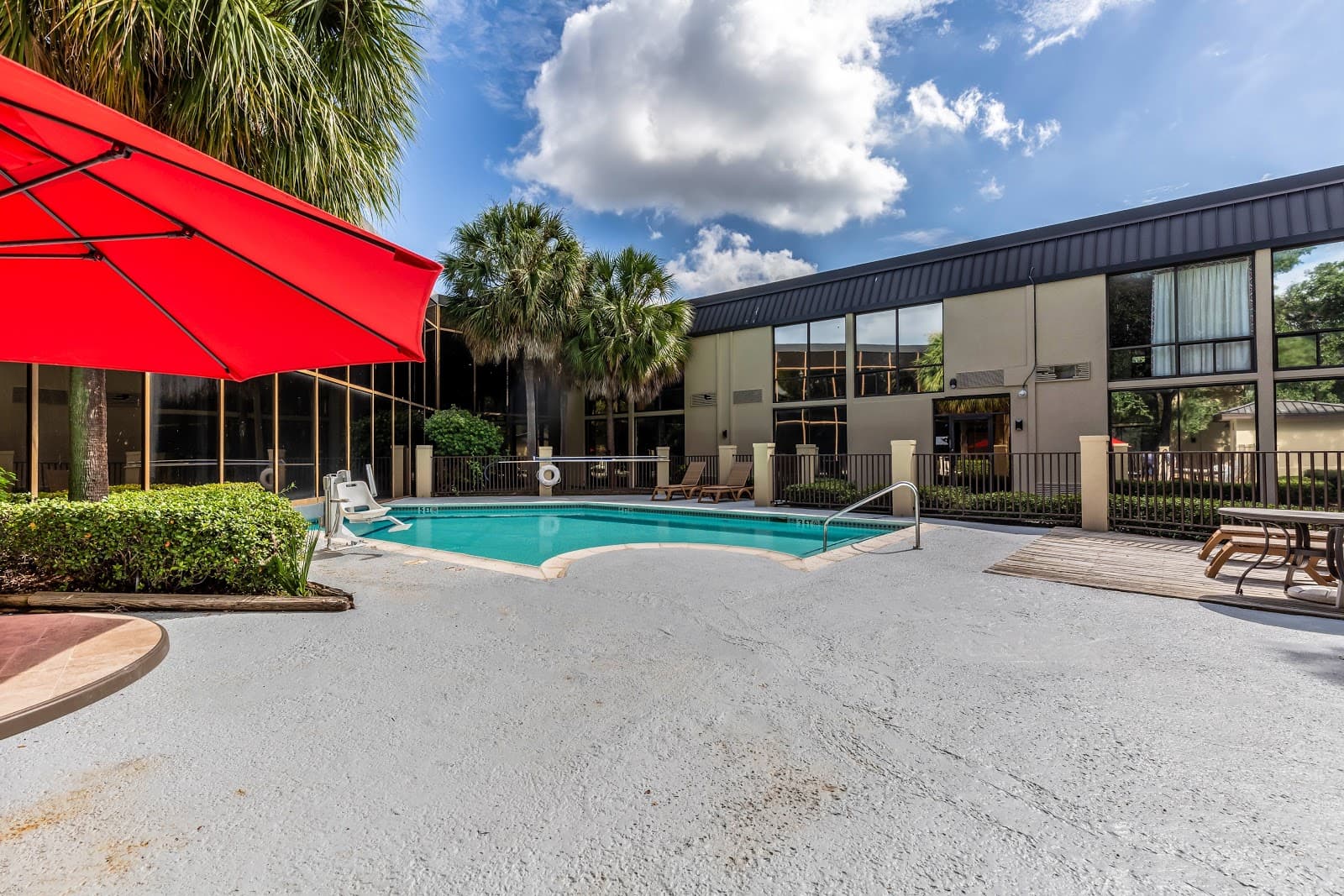 Red Roof PLUS+ & Suites Houston - IAH Airport SW